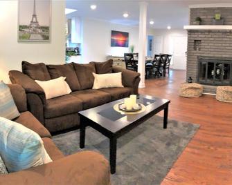 Large 5 Bdrm Home W/Hottub-Bbq-Foosball-In Stone Mountain-Summer:privatepool - Clarkston - Living room
