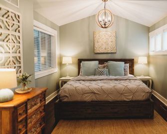Blue Cottage by the Lake - Walk to the beach, pool and town! Private hot tub! - New Buffalo - Schlafzimmer