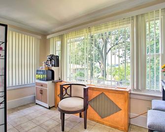 Charming Yonkers Retreat - 10 Mi to Central Park! - Yonkers - Living room