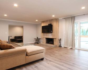 New Remodeled Home With Pool in Thousand Oaks - Thousand Oaks - Living room