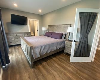 5-Star Lakeside Luxury & Comfort! - Three Rivers - Schlafzimmer