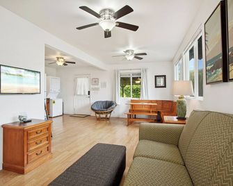 Hana Bay View 3 BR/2 BA house sleeps 6 comfortably with 2 patios. - Hana - Living room