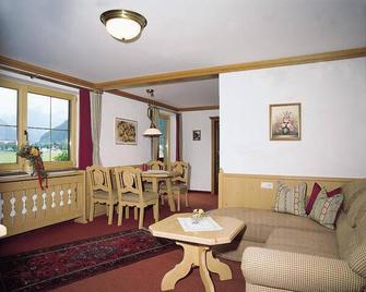 Hotel-Garni Almhof - Mayrhofen - Living room