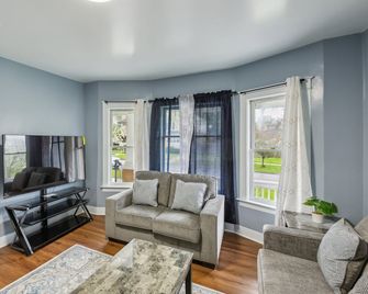 Comfy 3br Flat Close To The Falls 3 Bedroom Apts - Niagara Falls - Living room