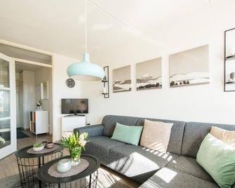 Strandburg 4 Ameland - tolle Erdgeschosswohnung für bis zu 4 Personen nach Süden ausgerichtet - Haustiere sind herzlich willkommen - Ameland - Wohnzimmer