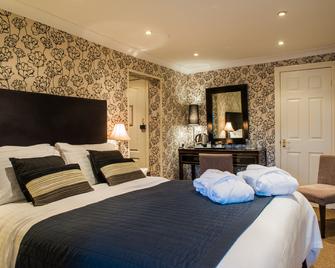 The Bear Hotel - Cowbridge - Bedroom