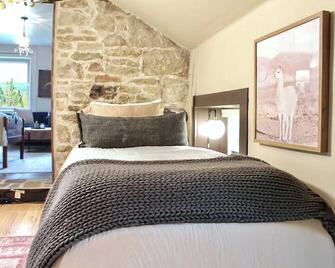 Charming 1855 Stone Farmhouse Retreat – Cozy Stays & Picturesque Views Await - Winterset - Schlafzimmer