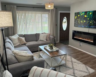 Happy-Little-House: Clean, Cozy, Cute! King Bed & Family-Friendly. A+ Location. - Auburn Hills - Living room