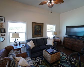 Waterfront 1-bedroom apartment in charming Staniel Cay Huge Patio - Staniel Cay - Sala de estar