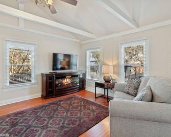 Charming Downtown Naperville Farmhouse - 1 Bedroom Guest Suite - Walk to Town - Naperville - Living room