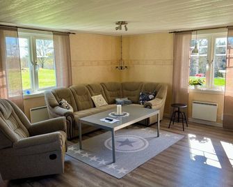 Outdoor place with furniture and barbeque, boat in lake - Sävsjö - Sala de estar