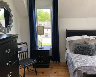 Updated Quaint Cottage Steps to Weirs Beach Boardwalk, Eats & Fun! - Laconia - Ložnice