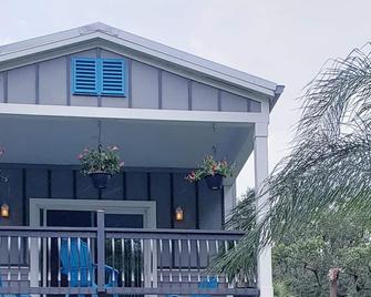 The Strawberry Field Stilt House - Plant City - Building