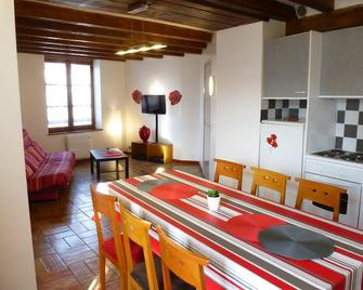 Gite on 2 levels, in authentic village, in Cathar country near Montségur. - Bélesta - Comedor