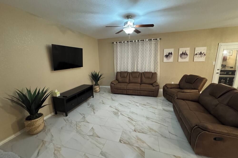 Gorgeous 5-Bedroom House Very Spacious in South San Antonio - سان انطونيو - غرفة معيشة