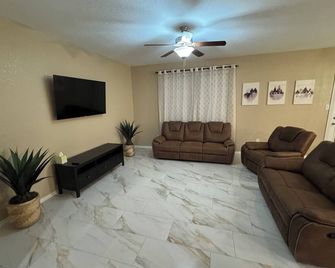 Gorgeous 5-bedroom house with AC in San Antonio - San Antonio - Living room