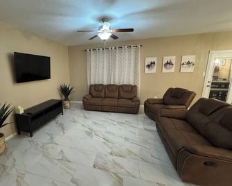 Gorgeous 5-Bedroom House Very Spacious in South San Antonio - San Antonio - Vardagsrum
