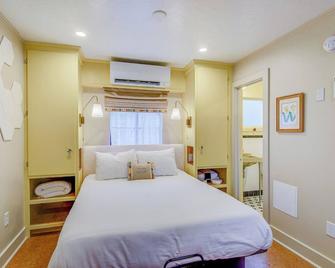 Historic Blue Ridge Tourist Court - Suite - Boone - Спальня