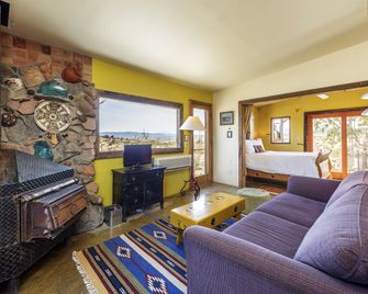 The Cabin Under the Stars - Hot Tub, BBQ and a Firepit cabin - Joshua Tree - Living room