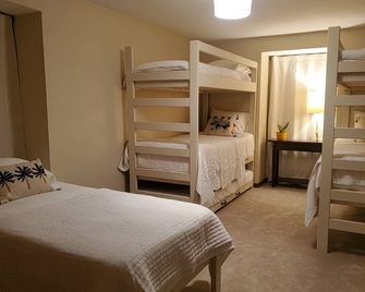 2 blocks to Lake Mac, 2 miles to Lake Michigan and 4 to downtown - Holland - Schlafzimmer