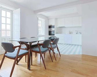 Downtown Charming Apartments - Apartamento Ponte - تشافيس - غرفة طعام