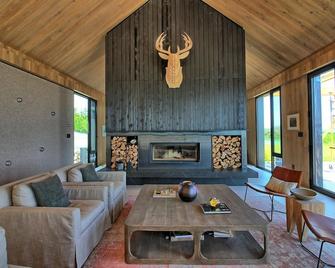 Absolutely Stunning Country Home in Creemore! Modern Elegance! Pool! Views! - Creemore - Sala de estar