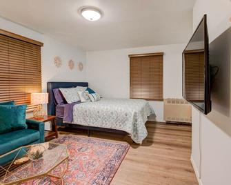 Cozy Modern Studio 3 minutes from Downtown - Spokane - Bedroom