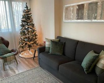 LE C17: Cozy Condo in Historic Village 6 minutes from the Ski Base! - Mont-Tremblant - Wohnzimmer