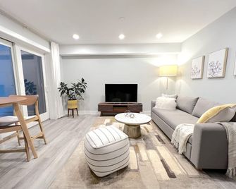 Newly renovated condo, minutes to NYC! - Jersey City - Living room