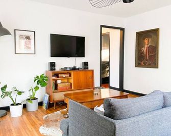 Mid-Century Modern Home Near Downtown with Free Parking - Nashville - Sala de estar