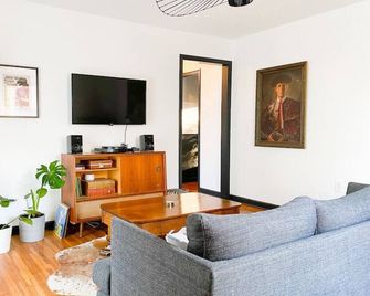 Mid-Century Modern Home Near Downtown Wi - Nashville - Living room