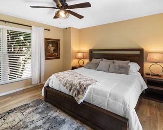 El Altos - An Irvie Home with Summer Pool - Alburquerque - Habitación