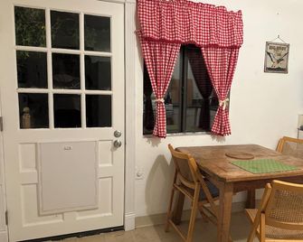 Charming 2-bedroom getaway in the sf bay wetlands with WiFi. Dog friendly. - Vallejo - Salle à manger