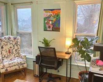 Peaceful Artsy Studio in Historic 1920's Home- 1 Min to ETSU and downtown JC - Johnson City - Living room