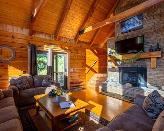 40-Acre Cabin w/Hot Tub & Trails | Hocking Hills - Logan - Вітальня