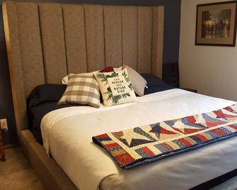 Quiet, private bath and comfy, cozy - king-size bed! Germ Protected!! - Spokane - Bedroom