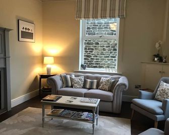 静かで便利な場所にある広々とした豪華な家-12名様 - シプリー - リビングルーム