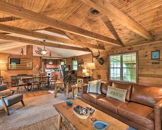 Chattooga Lakefront Cabin w/ Hot Tub + Pvt. Dock! - Mountain Rest - Living room