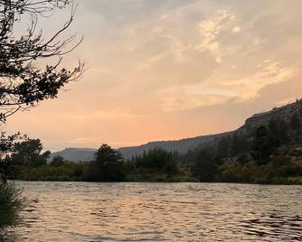 Deschutes River Fly Shop & Camp, River View Cabin Rental - Madras