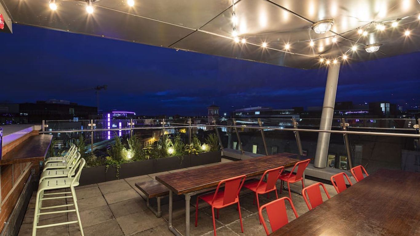 لاتروب جاكوبز إن