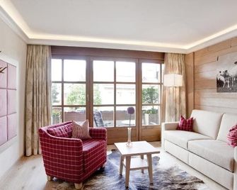 Hotel Gasthof Alte Post Holzkirchen - Holzkirchen - Living room