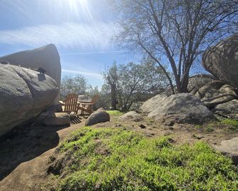 A Cozy Fireside Glamping Escape with Ridge Views - Fallbrook