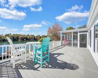 Family Lake Retreat with Screened Deck! - Moneta - Balcony