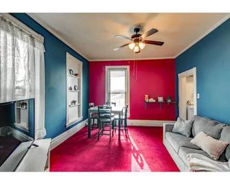 Dt Victorian Apt D 1br~walk To Dt/Apsu~firepit - Clarksville - Living room