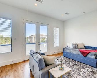 4 Bedroom W/Loft Near Downtown, Medical District, convention center - Houston - Wohnzimmer