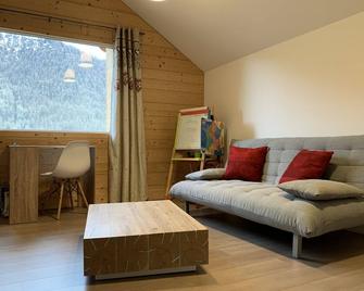 Large, welcoming chalet with Jacuzzi - Molines-en-Queyras - Huiskamer