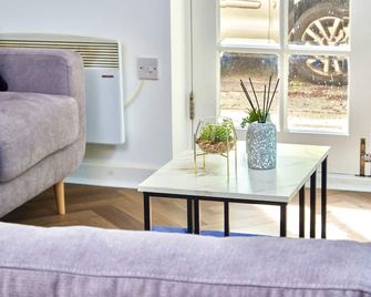 Sleeps 6 - Corporate & Family Stays - Free Parking & Wifi - Headingley - Living room