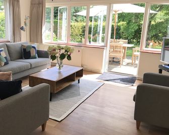 Peaceful edge-of-village C18th converted cottage in gardens of Manor House - Uckfield - Вітальня