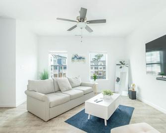 Luxury Coastal Norfolk Townhome, 5 minutes from beach, next to naval base - Norfolk - Living room