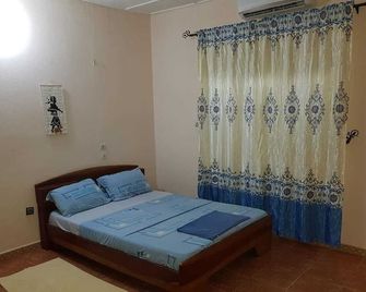 Furnished, air-conditioned apartment with private terrace - Cotonou - Yatak Odası